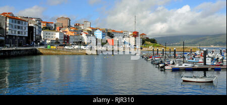 Vue sur la marina et le port de pêche pittoresque de Fisterra en Galice, la destination finale sur le chemin de St Jacques. Banque D'Images