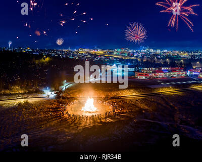 Célébrations de la veille du Nouvel An avec feux de joie et d'artifice, Reykjavik, Islande Banque D'Images