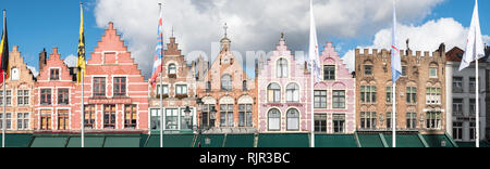 Les toits des bâtiments historiques du Grand marché de Bruges, Flandre occidentale, Belgique Banque D'Images