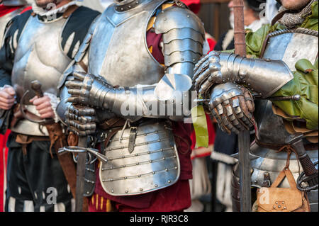 La joute de chevaliers en armure médiévale et big épées,au cours de reconstitution historique à Florence. Banque D'Images