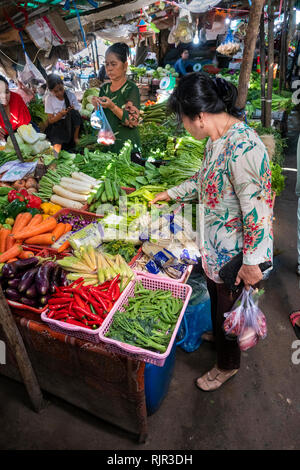 Cambodge, Preah Koh Kong, du centre-ville, à l'intérieur du Marché Central Dong Psar, Tong, la sélection de la clientèle à vegetable stall Banque D'Images