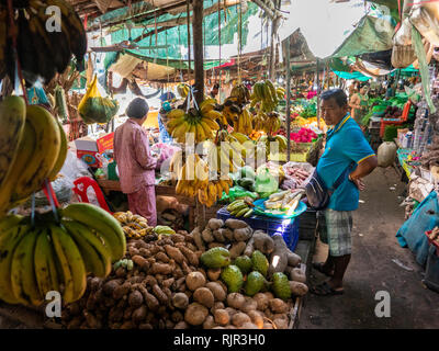 Cambodge, Preah Koh Kong, du centre-ville, à l'intérieur du Marché Central Dong Psar, Tong, le client à l'étal de fruits Banque D'Images