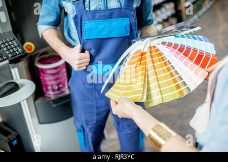 Le choix de la peinture de couleurs du nuancier dans le bâtiment boutique, close-up view Banque D'Images