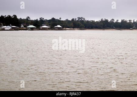 La rive est de la baie de Mobile prises à partir de la jetée à Fairhope, Alabama sur une morne journée d'hiver en février. Banque D'Images