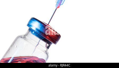 Le flacon en verre avec les vaccins et seringues pour injection isolé sur fond blanc. Concept photo à propos de la menace de maladies virales ou de la toxicomanie. Banque D'Images