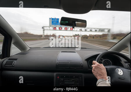 Smart clignotant d'autoroute soupirs sur des portiques à ralentir les conducteurs d'avertissement en raison de la congestion de l'avant sur M25 à Dartford crossing, tunnel Banque D'Images