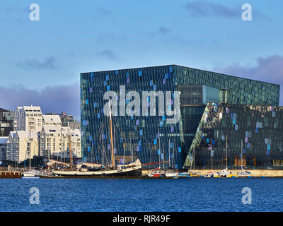 Voiliers et Harpa Convention Centre, Reykjavik, Islande Banque D'Images