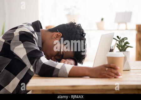 Ennuyer épuisé african american woman s'endormir dormir au lieu de travail Banque D'Images