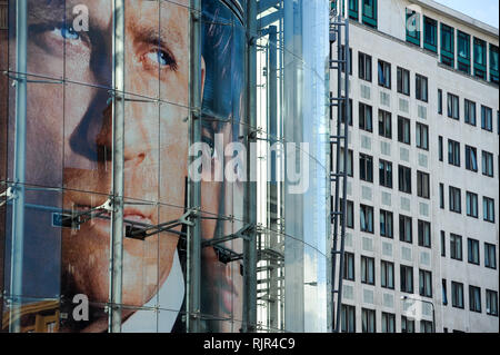 Grand film de James Bond Quantum of Solace affiche avec Daniel Craig et Olga Kurylenko dans BFI IMAX sur Charlie Chaplin Road à Londres, Angleterre, Royaume-Uni Banque D'Images