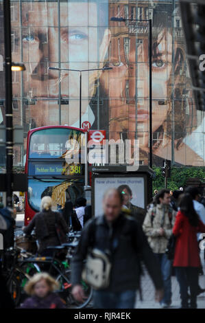 Grand film de James Bond Quantum of Solace affiche avec Daniel Craig et Olga Kurylenko dans BFI IMAX sur Charlie Chaplin Road à Londres, Angleterre, Royaume-Uni Banque D'Images