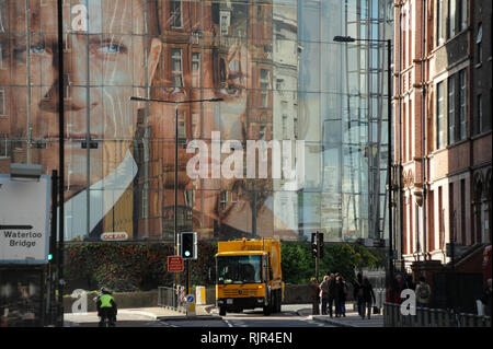 Grand film de James Bond Quantum of Solace affiche avec Daniel Craig et Olga Kurylenko dans BFI IMAX sur Charlie Chaplin Road à Londres, Angleterre, Royaume-Uni Banque D'Images