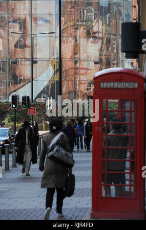 Grand film de James Bond Quantum of Solace affiche avec Daniel Craig et Olga Kurylenko dans BFI IMAX sur Charlie Chaplin Road à Londres, Angleterre, Royaume-Uni Banque D'Images