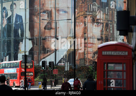 Grand film de James Bond Quantum of Solace affiche avec Daniel Craig et Olga Kurylenko dans BFI IMAX sur Charlie Chaplin Road à Londres, Angleterre, Royaume-Uni Banque D'Images