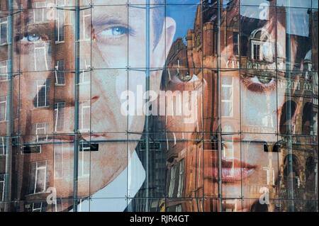 Grand film de James Bond Quantum of Solace affiche avec Daniel Craig et Olga Kurylenko dans BFI IMAX sur Charlie Chaplin Road à Londres, Angleterre, Royaume-Uni Banque D'Images