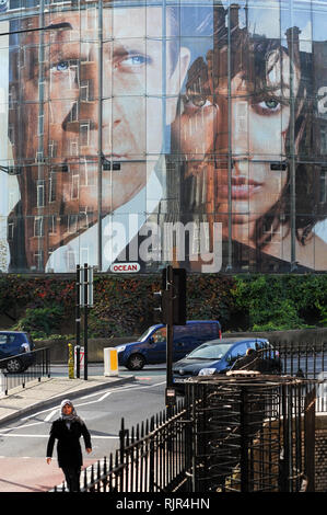 Grand film de James Bond Quantum of Solace affiche avec Daniel Craig et Olga Kurylenko dans BFI IMAX sur Charlie Chaplin Road à Londres, Angleterre, Royaume-Uni Banque D'Images