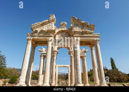 Le Tetrapylon (porte monumentale) sur un site archéologique d'Helenistic ville d'Aphrodisias dans l'ouest de l'Anatolie, la Turquie. Banque D'Images