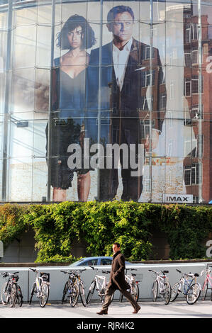 Grand film de James Bond Quantum of Solace affiche avec Daniel Craig et Olga Kurylenko dans BFI IMAX sur Charlie Chaplin Road à Londres, Angleterre, Royaume-Uni Banque D'Images