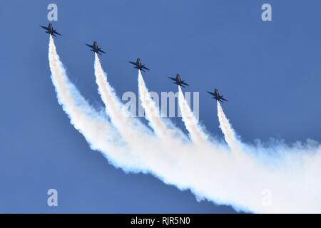 L'équipe de démonstration de l'US Navy Blue Angels fly le F/A-18 Hornet en formation précise à l'Airshow Luke Air Force Base en Arizona en 2018. Banque D'Images