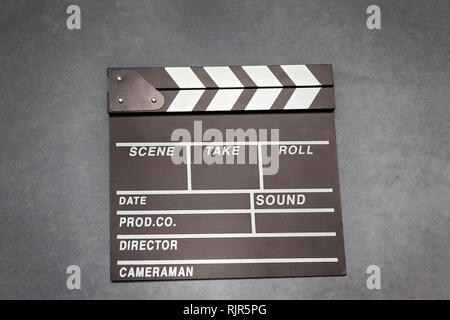 Movie clapper board sur fond gris - film, cinéma et photographie vidéo concept Banque D'Images