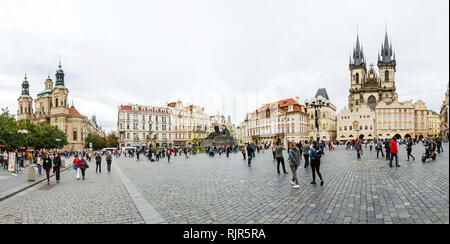 Panorama de la place de la vieille ville avec l'église de Notre-Dame de Týn, Jan Hus memorial et église Saint Nicolas, Prague, République Tchèque Banque D'Images