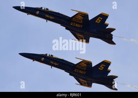 L'équipe de démonstration de l'US Navy Blue Angels fly le F/A-18 Hornet en formation précise à l'Airshow Luke Air Force Base en Arizona en 2018. Banque D'Images