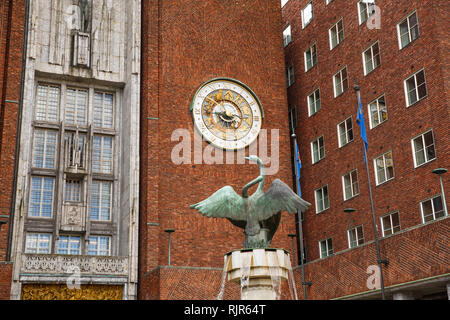 Hôtel de ville et de Cygnes fontaine dans la ville d'Oslo, Norvège. Banque D'Images