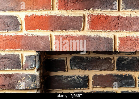 Fragment d'une cheminée avec un mur en brique niche rectangulaire Banque D'Images