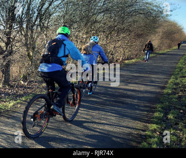 Les cyclistes sur le chemin de halage sur le Forth and Clyde canal Banque D'Images