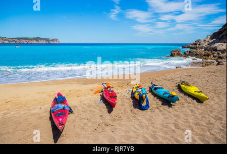 Canoës sur la plage de sable de Playa de Coll Baix, Alcudia, Majorque, Espagne Banque D'Images