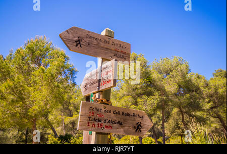 L'affichage pour le refuge et marche devant Playa de Coll Baix, Alcudia, Majorque, Espagne Banque D'Images