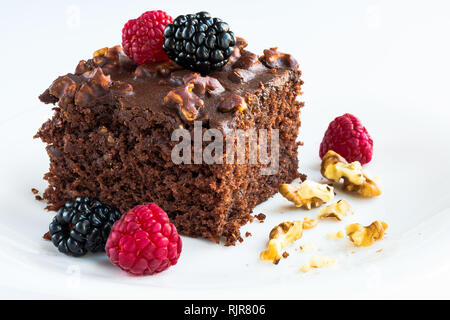 Brownie fait maison sucrée avec fruits de la forêt. Banque D'Images