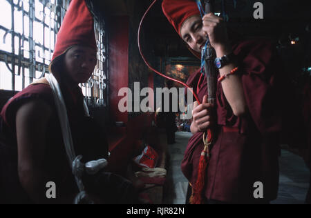 Légende : Pemagantse, Sikkim, Inde - février 2003. Monks attendre pour effectuer lors de l'Assemblée Bumchu Pemagantse Festival danse masquée au monastère dans le Sikkim. Lieu Banque D'Images