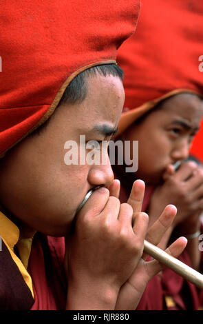 Jeunes moines jouant des instruments de cérémonie lors d'un festival annuel dans un monastère au Sikkim, Inde. Banque D'Images