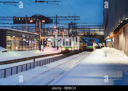 Editorial 01.18.2019 Vantaa FINLANDE. Les trains en attente de partir à la gare en hiver à Tikkurila Banque D'Images