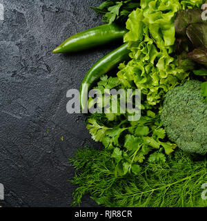 Différents légumes verts frais fond de légumes. Banque D'Images