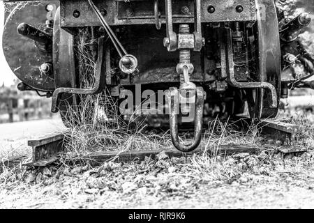 Vue détaillée d'un ancien wagon civière, pièces rouillées, système antique version noir et blanc, au Portugal Banque D'Images