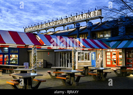 Cour extérieure, tables, Marché public de Granville Island , l'île Granville, Vancouver, British Columbia, Canada Banque D'Images