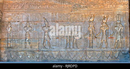 L'Empereur romain Tibère avec Haby présentant des offrandes à la déesse Hathor et son mari Horus. À partir d'un relief au Temple d'Hathor, Dendérah, Egypte Banque D'Images