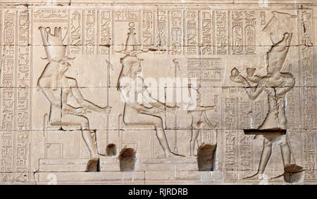 L'Empereur romain Tibère présentant des offrandes aux dieux, Isis et Horus. À partir d'un relief au Temple d'Hathor, Dendérah, Egypte Banque D'Images