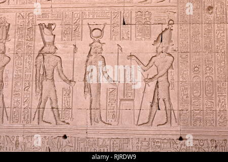 L'Empereur romain Tibère abordant la déesse Isis, et le dieu Horus. À partir d'un relief au Temple d'Hathor, Dendérah Egypte Banque D'Images