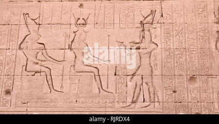 L'Empereur romain Tibère présentant offrant de briques tirées de la déesse Isis, et le dieu Horus. À partir d'un relief au Temple d'Hathor, Dendérah Egypte Banque D'Images