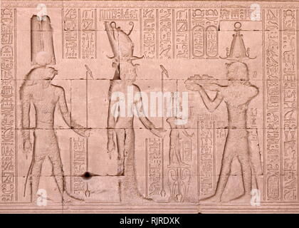 L'Empereur romain Tibère présentant offrant de briques tirées de la déesse Isis, et le dieu Horus. À partir d'un relief au Temple d'Hathor, Dendérah Egypte Banque D'Images