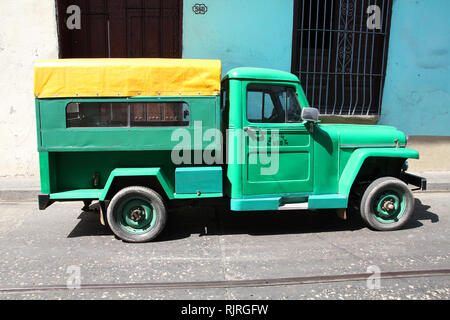 SANTIAGO, CUBA - 10 février : Vieille voiture garée le 10 février 2011 à Santiago de Cuba. Loi récente changement permet aux Cubains d'échanger des wagons à nouveau. La plupart des agences Banque D'Images