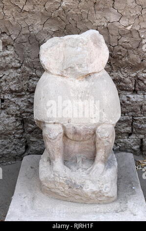 Statue en pierre de Babi, le fils premier-né d'Osiris, dieu des morts. Trouvé à l'Ramasseum temple mémorial (ou temple funéraire) du pharaon Ramsès II (ch. 1303 - 1213 av. J.-C.). situé dans la nécropole thébaine en Haute Egypte, à travers le Nil à partir de la ville moderne de Louxor. Banque D'Images