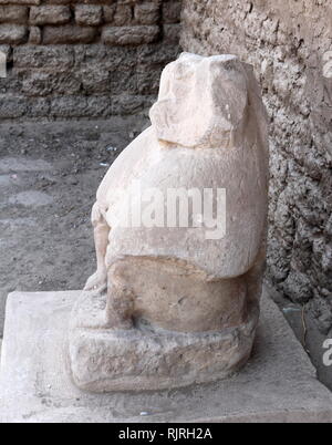 Statue en pierre de Babi, le fils premier-né d'Osiris, dieu des morts. Trouvé à l'Ramasseum temple mémorial (ou temple funéraire) du pharaon Ramsès II (ch. 1303 - 1213 av. J.-C.). situé dans la nécropole thébaine en Haute Egypte, à travers le Nil à partir de la ville moderne de Louxor. Banque D'Images