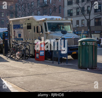 Un camion blindé de la société Brink's est stationné à New York le Mardi, Février 5, 2019. La société Brink's doit publier les états financiers du quatrième trimestre le 6 février. (Â© Richard B. Levine) Banque D'Images