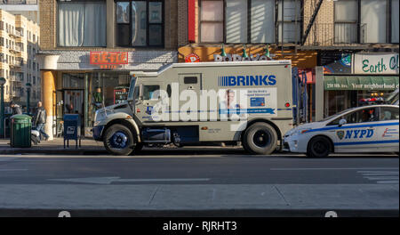 Un camion blindé de la société Brink's est stationné à New York le Mardi, Février 5, 2019. La société Brink's doit publier les états financiers du quatrième trimestre le 6 février. (Â© Richard B. Levine) Banque D'Images