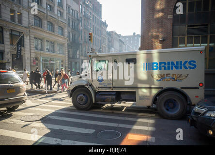 Un camion blindé de la société Brink's est stationné à New York le Mardi, Février 5, 2019. La société Brink's doit publier les états financiers du quatrième trimestre le 6 février. (Â© Richard B. Levine) Banque D'Images