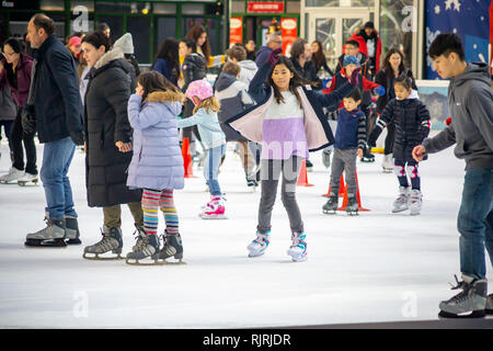 Les patineurs de manœuvrer le Village d'hiver emballés patinoire au Bryant Park à New York, le dimanche 3 février 2019. (© Richard B. Levine) Banque D'Images