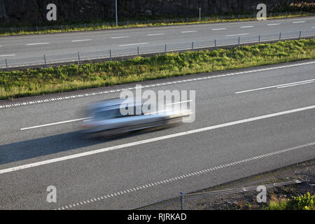 Voiture en mouvement sur la route européenne E18 en Norvège. La circulation routière. Banque D'Images